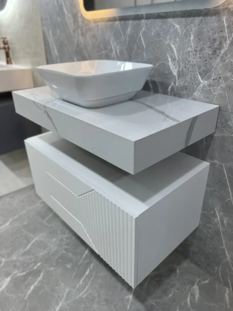 روشویی برای سرویس بهداشتی کوچک با طراحی مدرن و کم‌جا